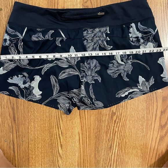 Athleta Navy Blue Floral Print Laser Run Short Sz-XL - Picture 10 of 10